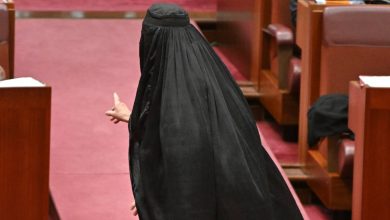 صورة | نائبة أسترالية ترتدي البرقع في مجلس الشيوخ لإثارة معارضيها