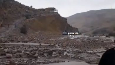 صورة انجراف صخري ضخم على طريق وادي شعيب بسبب مياه الأمطار  فيديو