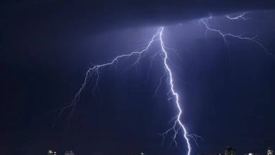 صورة | صاعقة رعدية تضرب مسجد في المفرق وتسبب تشققات في مئذنته