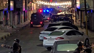 صورة بث مباشر.. مراسل رؤيا يرصد المداهمة الأمنية لخارجين عن القانون في الرمثا
