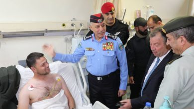 صورة | مديرا المخابرات والأمن العام يطمئنان على مصابي مداهمة الرمثا