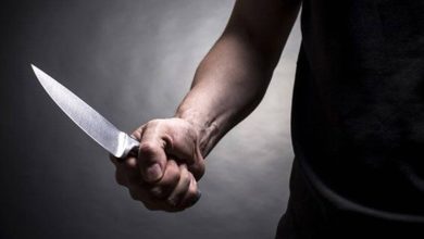 صورة | كسر سكينا في جسدها وحاول حرقها.. “الجنايات” تقضي بإعدام شاب قتل والدته ثم دهس قريبه