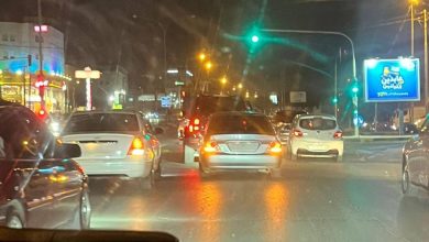 صورة | فوضى “موكب عرس” في المقابلين.. مركبات بلا لوحات تغلق شارع المطاعم