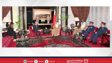 صورة وزير الداخلية يستقبل رئيس اللجنة الأمريكية اليهودية خلال مشاركته في منتدى “حوار المنامة 2025”