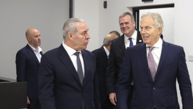 صورة الشيخ يبحث مع توني بلير وممثل أميركي ترتيبات “اليوم التالي” ومستقبل غزة