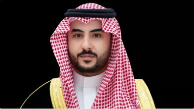 صورة وزير الدفاع يجتمع مع قادة الوزارة ويثمن جهود المنسوبين