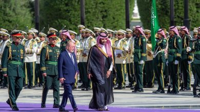 صورة ولي العهد يستقبل ملك ماليزيا