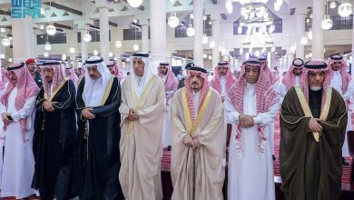 صورة أمير الرياض يؤدي صلاة الميت على الأمير فهد بن سعود بن محمد بن مقرن المشاري آل سعود
