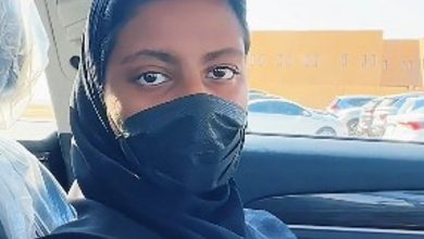 صورة طالبة سعودية تستثمر سيارتها في نقل زميلاتها أثناء الدراسة بالقصيم