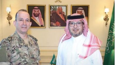 صورة السفير السعودي ببيروت يلتقي قائد الجيش اللبناني لبحث المستجدات والأمن في الجنوب