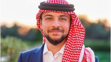 صورة الأمير الحسين بن عبدالله الثاني يؤدي اليمين الدستورية نائبًا لملك الأردن