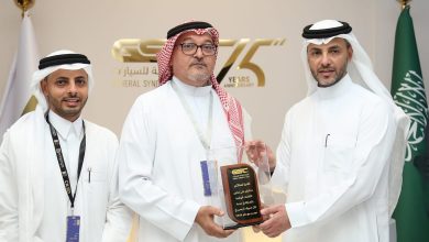 صورة الرئيس التنفيذي للهيئة الملكية لمدينة مكة المكرمة يكرم شركة دله لنقل الحجاج نظير توطينها مهنة قائدي الحافلات