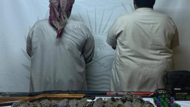 صورة القبض على مواطنين لارتكابهما مخالفة الصيد في محمية الملك عبدالعزيز الملكية
