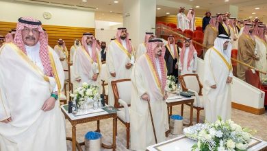 صورة أمير الرياض يرعى حفل سباق الخيل على كأس الأمير محمد بن سعود الكبير «كأس الوفاء»