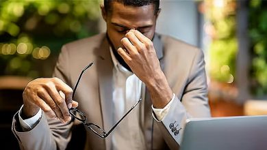 صورة مختص يوضح للموظفين التصرف الأنسب مع مشكلات العمل