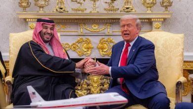 صورة ولي العهد والرئيس الأمريكي يوقعان اتفاقية الدفاع الاستراتيجية بين البلدين