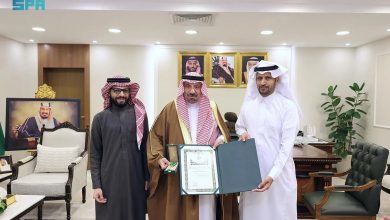 صورة أمير نجران يسلّم مواطنًا متبرعًا بكليته وسام الملك عبدالعزيز من الدرجة الثالثة