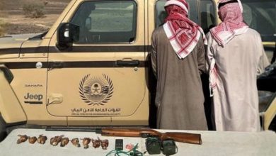 صورة القبض على مواطنين لارتكابهما مخالفة الصيد دون ترخيص في المدينة المنورة