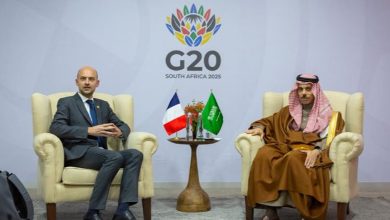صورة وزير الخارجية يبحث مع نظيره الفرنسي آخر مستجدات الأحداث في المنطقة