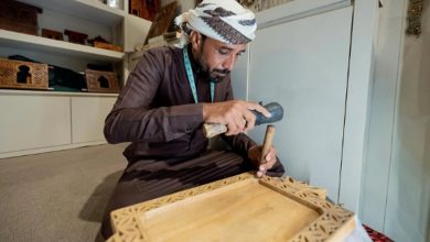 صورة عاطف السعدي.. فنان تشكيلي يحفر الخشب ويعلّق أعماله في الأمم المتحدة