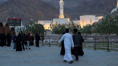 صورة توافد الزوار على المدينة المنورة خلال الإجازة للاستمتاع بأجوائها ومعالمها