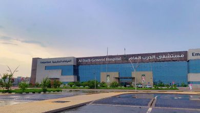 صورة فريق طبي بمستشفى الدرب العام أحد مكونات تجمع جازان الصحي ينجح في إجراء عملية معقدة لمريضة في العقد الثاني من العمر