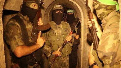 صورة خرجوا من نفق .. جيش الاحتلال يعلن استهداف 6 فلسطينيين برفح