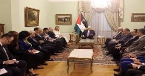 صورة الرئيس عباس يلتقي إعلاميين مصريين : الدولة الفلسطينية خلال 4-5 سنوات