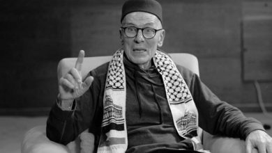 صورة فلسطين تفقد صديقا صادقا.. صهيون أسيدون يهودي عاش بالكوفية الفلسطينية ووقف في وجه الصهيونية