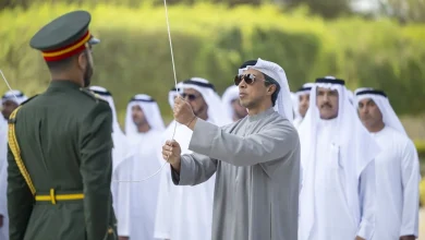 صورة منصور بن زايد يرفع راية الإمارات على سارية صرح زايد المؤسس