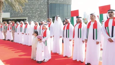 صورة ولي عهد الشارقة وسلطان بن أحمد القاسمي يحضران مراسم يوم العلم
