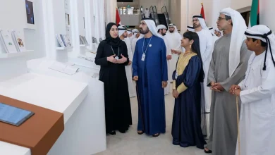 صورة محمد بن راشد يطلع على الجدارية الإحصائية الخاصة بدولة الإمارات