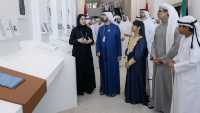 صورة محمد بن راشد يستعرض الجدارية الإحصائية لدولة الإمارات