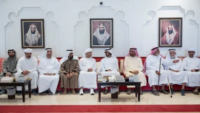 صورة خليفة بن طحنون بن محمد يقدّم واجب العزاء بوفاة معتوق حربي العامري