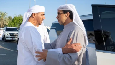صورة منصور بن زايد يقدم تعازيه لعوض وأحمد بن مصلح الأحبابي في وفاة والدتهما