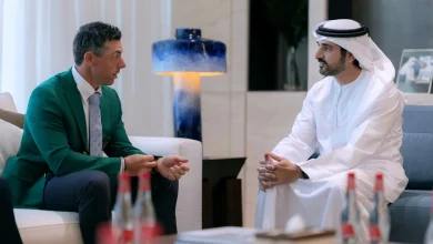 صورة حمدان بن محمد يلتقي روري ماكلروي، المتوج بلقب بطولة جولة دي بي ورلد للجولف والذي حقق اللقب ست مرات
