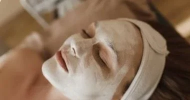 صورة ماسك العسل والزبادي لتفتيح البشرة الباهتة ونضارتها الطبيعية