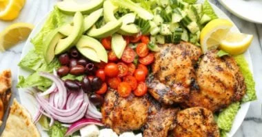 صورة طريقة تحضير سلطة صدور دجاج يونانية