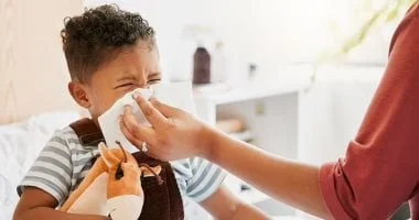 صورة في موسم العدوى: قواعد حماية طفلك من البرد والأنفلونزا