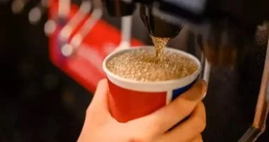 صورة كيف يؤثر تناول المشروبات الغازية الدايت على الجسم