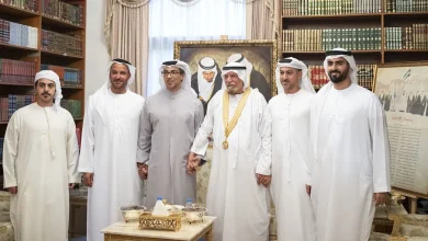 صورة منصور بن زايد يمنح أحمد خليفة السويدي تكريماً لمسيرته الوطنية وإسهاماته الثقافية