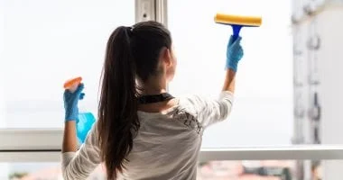 صورة 5 أخطاء شائعة في تنظيف النوافذ: التوقيت والأدوات
