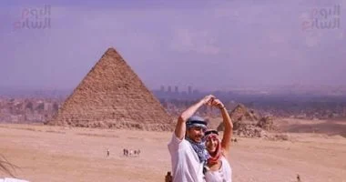 صورة قلب وابتسامة ووعد بالبقاء مع أهرامات الجيزة