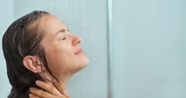 صورة دراسة: خطوات الاستحمام الآمن لمرضى الإكزيما بدون مضاعفات