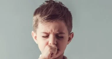 صورة الفيروس المخلوى والالتهاب الرئوى عند الأطفال: متى تستشير الطبيب؟