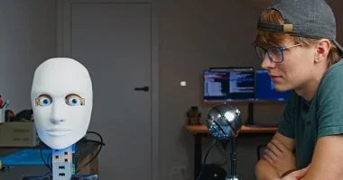 صورة رأس روبوت مطبوع بتقنية ثلاثية الأبعاد يتحدث كأرسطو