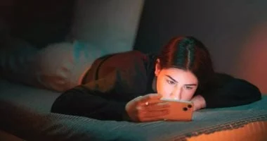صورة كيف يؤثر تصفح الإنترنت قبل النوم على جسمك؟
