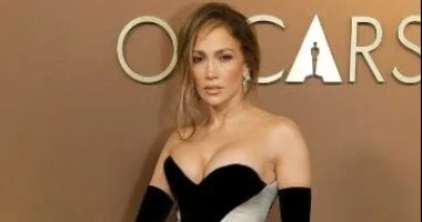 صورة جينيفر لوبيز تخطف الأنظار في حفل Governors Awards بإطلالة راقية