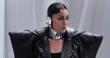صورة غادة عبد الرازق تبرز موضة الأكتاف الكبيرة