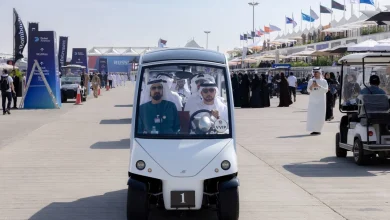 صورة محمد بن راشد يتفقد أجنحة معرض دبي للطيران